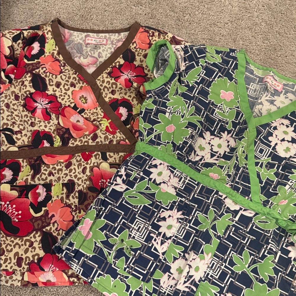 Koi Floral Scrub Tops M Medium